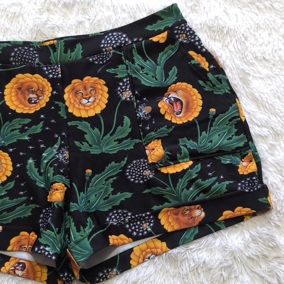 Blackmilk Dandy Lions Cuffed Shorts - Dandelion Lion Print Size XL - Picture 4 of 15
